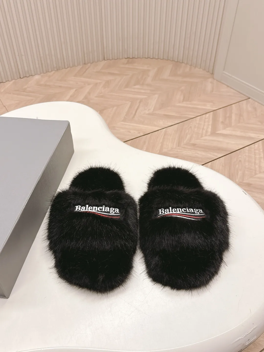 👟👟Ex-factory price 480👟👟 Balenciaga 2025 new color furry slippers. This furry slipper is really irresistible. It’s so cool and versatile~ The upper foot is super invincible, good-looking and comfortable. Fabric: Imported wool, soft and comfortable. Lining: original special material. Sole: original outsole. Size: 36-40.